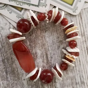 Браслет с агатом из сердолика и ракушек