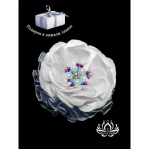 Резинка для волос ручной работы "Анемона" белый. Единственный экземпляр. Цветы Канзаши на волосы Ваши