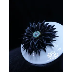 Заколка для волос ручной работы "Георгин" чёрный. Единственный экземпляр. Цветы Канзаши на волосы Ваши