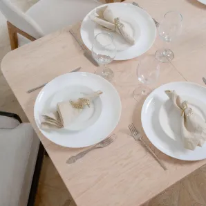 Прямоугольный, раздвижной стол. Дубовый шпон, массив ясеня