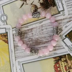 Браслет из розового кварца с рунами