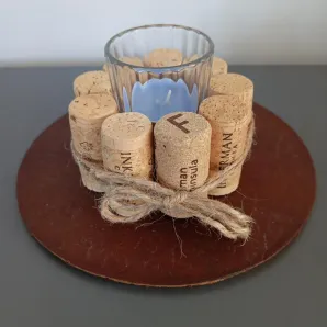 Подсвечник из винных пробок