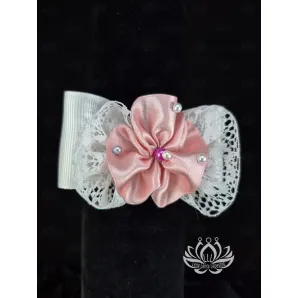Резинка для волос ручной работы "Бант с цветком" белый. Единственный экземпляр. Цветы Канзаши на волосы Ваши.