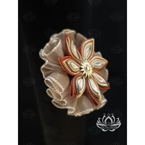 Изысканный цветок из атласных лент ручной работы — аксессуар для волос с заколкой-автоматом. Выполнен в нейтральных тонах с использованием золотистых, кремовых и терракотовых оттенков, украшен сверкающим кабошоном