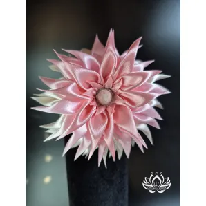 Заколка для волос «Георгин» ручной работы, бледно‑розовый цвет, выполнена в технике канзаши