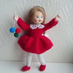 Елочная игрушка валяная из шерсти. Девочка с шарикам