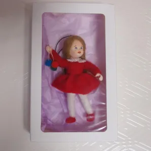 Елочная игрушка валяная из шерсти. Девочка с шарикам