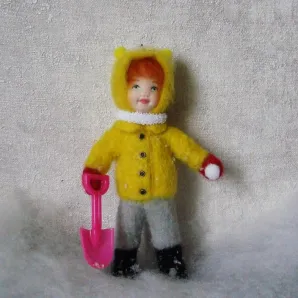 Елочная игрушка из шерсти. Девочка с лопаткой