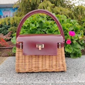 Сумочка из бумажной лозы и кожи