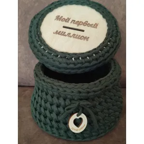 Корзинка ручной работы вязанная из шнура с деревянным дном и крышкой