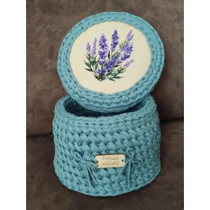 Корзинка ручной работы вязанная из шнура с деревянным дном и крышкой