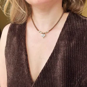 Чокер из жемчуга майорка цвета шоколад, с позолоченными мятыми бусинами и кулоном сердце из ювелирного стекла