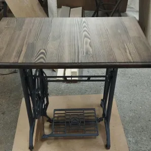 Стол деревянный из массива сосны на чугунном подстолье