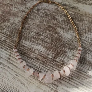 Колье с розовым кварцем
