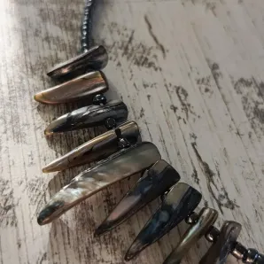 Чокер с перламутром и гематитом