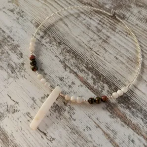 Чокер с перламутром и унакитом