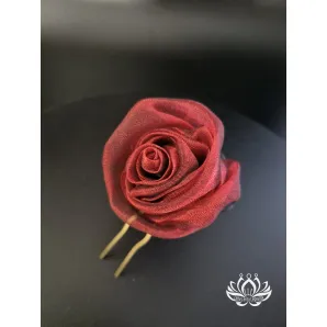 Элегантная шпилька «Роза» из органзы — эксклюзивный аксессуар для причёски.