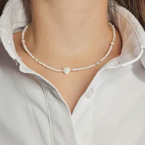 Чокер из бисера с сердечком из перламутра