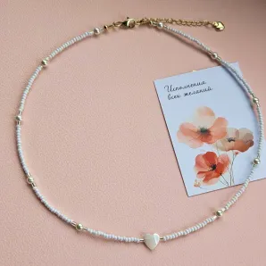 Чокер из бисера с сердечком из перламутра