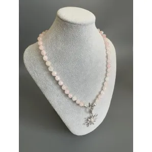 Колье из розового кварца в ювелирной огранке, с серебристой подвеской солнце