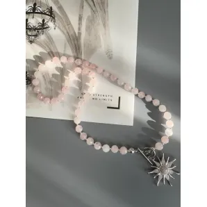 Колье из розового кварца в ювелирной огранке, с серебристой подвеской солнце