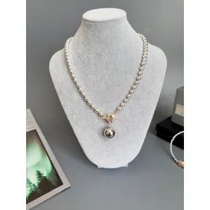 Колье из серебристого гематита с кулоном гладкий шар