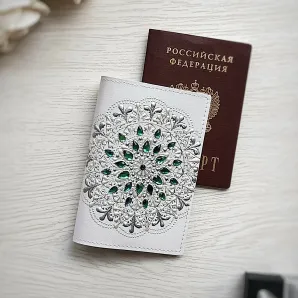 Обложка для паспорта из натуральной кожи белая с зелеными стразами