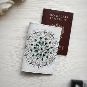 Обложка для паспорта из натуральной кожи белая с зелеными стразами