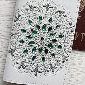 Обложка для паспорта из натуральной кожи белая с зелеными стразами