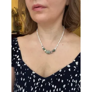 Колье с крупным необработанным флюоритом и перламутром