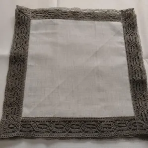 Льняная салфетка 35х35 см с кружевом по краю. Ручное крой. В наличии. Комплект 4 шт.