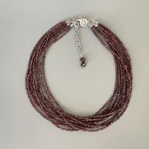 Многорядное колье из граната в ювелирной огранке.