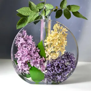 Ваза с колбой для одного цветка с настоящей сиренью внутри