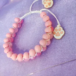 Браслет шамбала "Лапки" из морозного агата и дерева