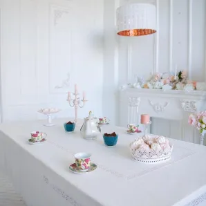 Авторская льняная скатерть 3 ряда кружева 155х225 см. Ручной крой.