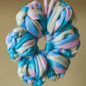 Вязанный цветок цветной