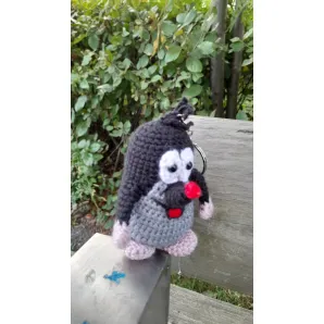 Вязаный крючком брелок Крот