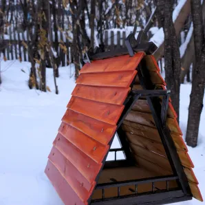 Кормушка для птиц и белок