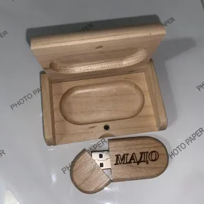 Флешка деревянная в футляре с гравировкой