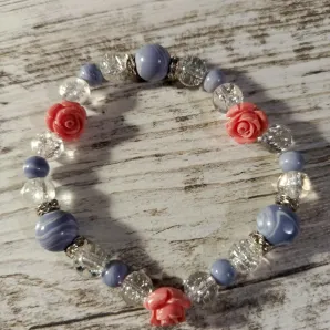 Браслет из голубого агата с кварцем и кораллом
