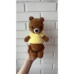 Вязаный медведь в футболке