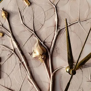 ,, Бутоны роз " часы с барельефом роз.