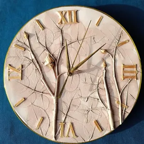 ,, Бутоны роз " часы с барельефом роз.