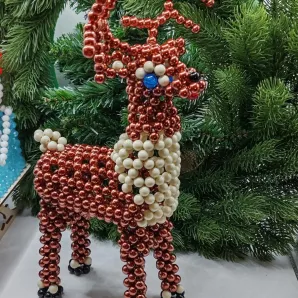 Олень из бусин
