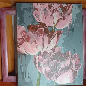 Картина для интерьера "Тюльпаны на сером фоне"