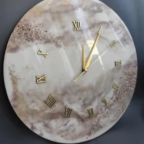 Часы настенные из эпоксидной смолы в диаметре 40 см