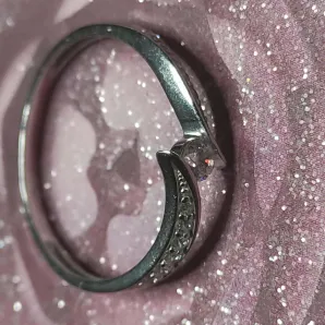 Серебряное родированное кольцо с фианитами