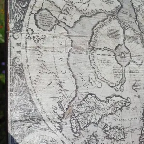 Карта мира на старинной доске