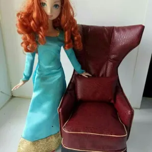 Кресло бордовое для куклы