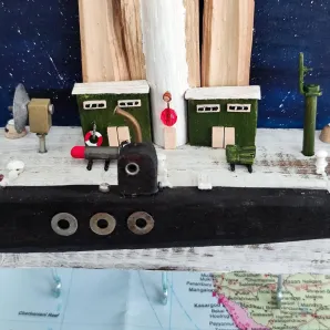 Ключница вешалка с подводной лодкой и маяком "Секретная база ВМФ"
